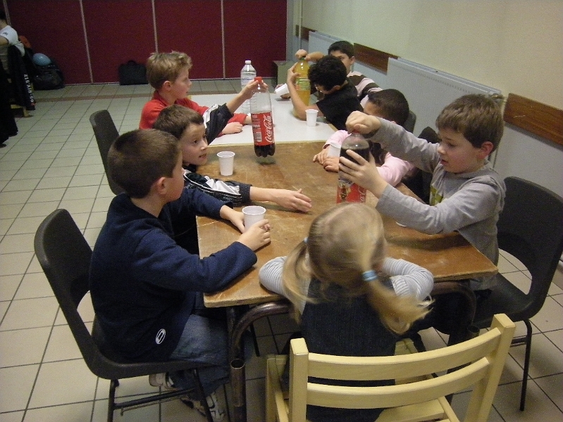 Les jeunes ont le droit a leurs tables !.JPG